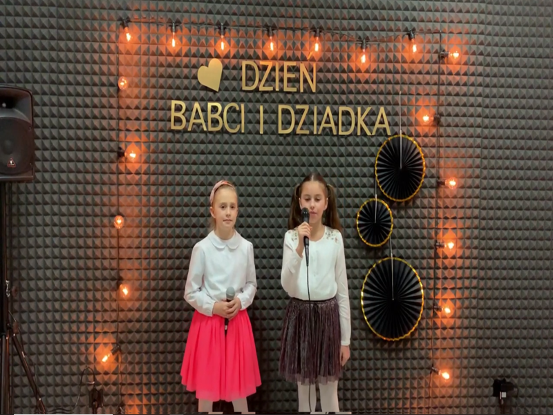 Dwie dziewczynki śpiewają