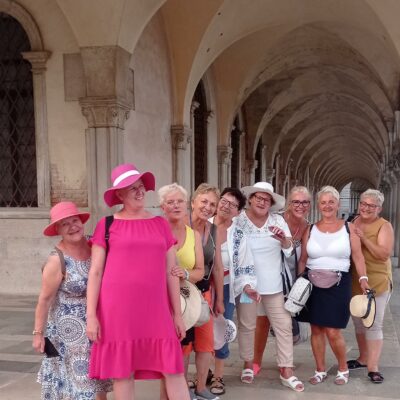 Zadowoleni i uśmiechnięci słuchacze w słonecznej Toscanii