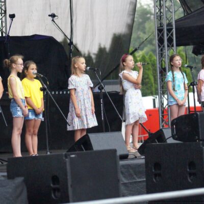 Dzieci ze Szkoły Podstawowej w Rzeczycy-grupa wokalna