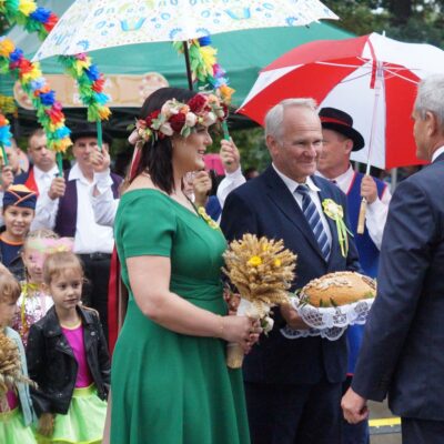 Wręczenie chleba przez starostów dożynek gospodarzowi gminy.
