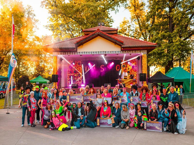 Zdjęcie grupowe z nagrodami