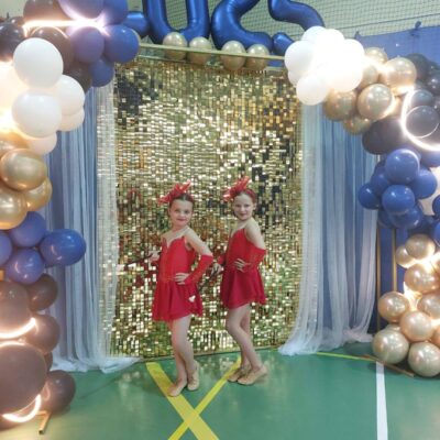 kadetki w czerwonych sukienkach