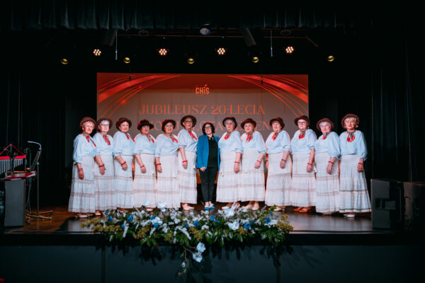 Chór Klubu Seniora Złota Jesień podczas Jubileuszu 20-lecia Złotej Jesieni.
