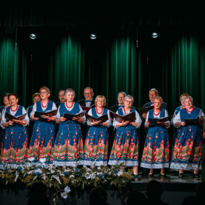 Chór złota jesień w folkowych niebieskich strojach prezentujący się podczas swojego Jubileuszu