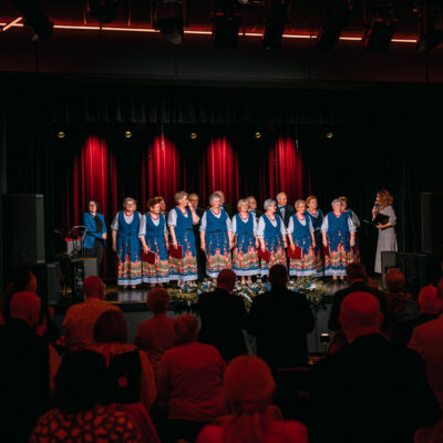 Dyrektor Centrum Kultury dziękuje Chórzystom za występ.