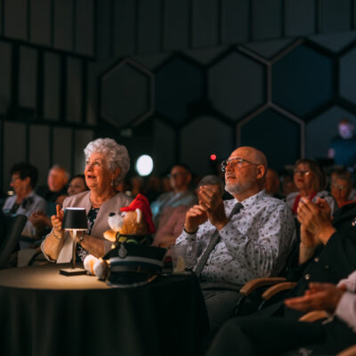 Goście zaproszeni, w centrum zdjęcia Pani Irena Przybylska oraz Prezes Klubu Seniora Złota Jesień Pan Daniel Czajkowski.