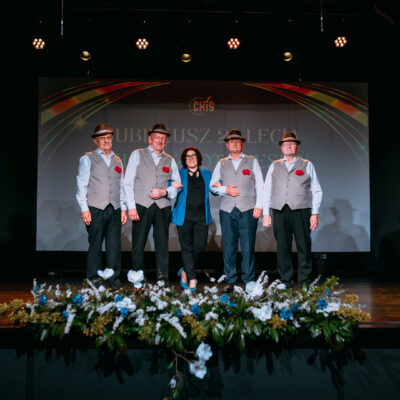 Katarzyna Czajkowska- instruktor Chóru Złota Jesień w towarzystwie członków chóru.