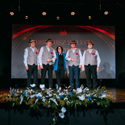 Katarzyna Czajkowska instruktor Chóru w towarzystwie Członków Chóru Złota Jesień z Grębocic