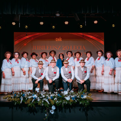 Na pierwszym planie Panowie z Chóru Złota jesień z Grębocic. W drugim planie Panie z Chóru w towarzystwie instruktora.