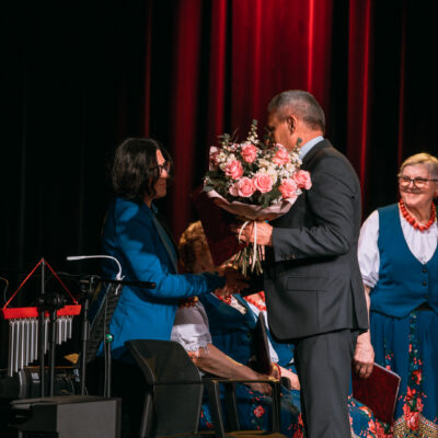 Na ręce instruktora Pani Katarzyny Czajkowskiej Wójt Gminy Grębocice Pan Roman Jabłoński składa kwiaty.