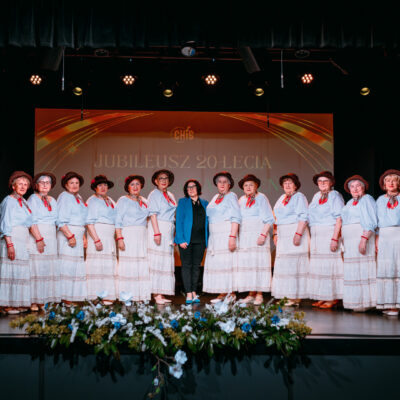Pełen skład Chóru Złota Jesień prezentujący się w Centrum kultury i Sportu w Grębocicach