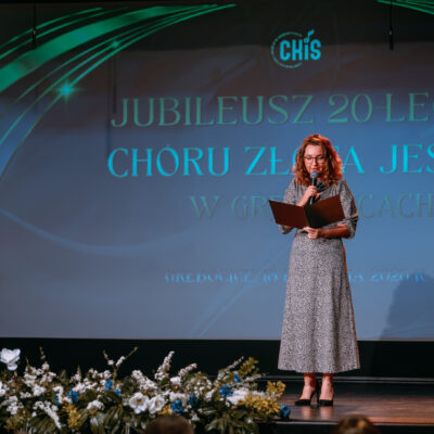 Przywitanie gości na uroczystości Jubileuszu Chóru Złota Jesień z Grębocic przez Panią Renatę Chrzan