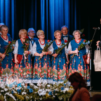Serdeczne gratulacje na scenie składa Dyrektor Szkoły Podstawowej im. Janusza Kusocińskiego w Grębocicach Pan Roman Rutkowski