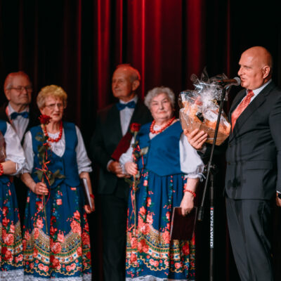 Słowa uznania i gratulacje na scenie składa Pan Michał Pelczar- Zastępca Wójta Gminy Grębocice