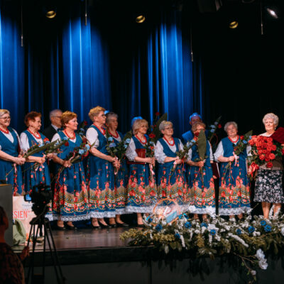 Słowa uznania i gratulacje na scenie składa Prezes Klubu Seniora Złota Jesień Pan Daniel Czajkowski w towarzystwie Pani Ireny Przybylskiej