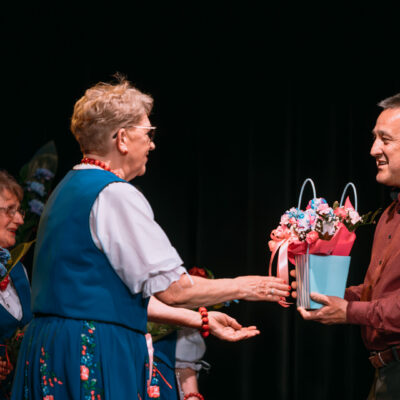 Słowa uznania i kwiaty na ręce kierownika Chóru Pani Zdzisławy Brukało składa instruktor zespołu Konsonans Pan Paweł Żyta