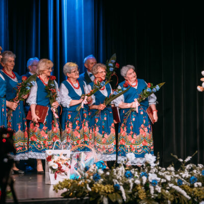 Słowa uznania, kwiaty i pamiątkową maskotkę na ręce jubilatów składa Mieczysław Żentel Komendant Gminnego Związku Oddziału OSP RP w Grębocicach
