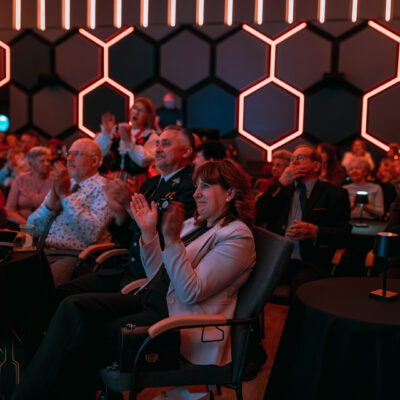 Widownia klaszcząca podczas występu seniorów.