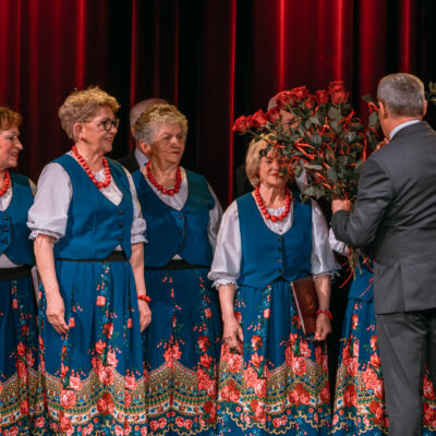 Wójt Gminy Grębocice Pan Roman Jabłoński wręcza każdemu członkowi Chóru czerwoną różę i kieruje gratulacje.