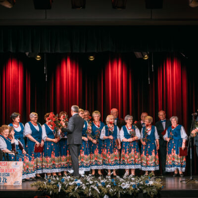 Wójt Gminy Grębocice Pan Roman Jabłoński wręcza kwiaty Jubilatom.