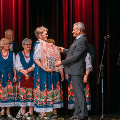 Wójt Gminy Grębocice Pan Roman Jabłoński wręcza promesę na kwotę 2000 zł na ręce kierownika Chóru Złota Jesień Pani Zdzisławy Brukało.