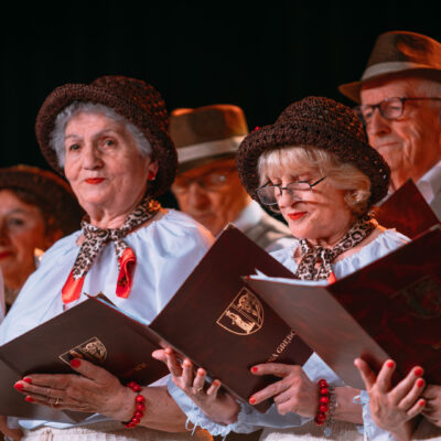Występ chóru Złota Jesień podczas jubileuszu