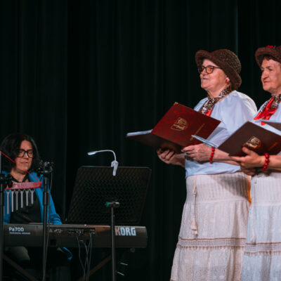 Występ cWystęp chóru złota jesień z grębocic, w centralnym miejscu instruktor chóru Pani Katarzyna Czajkowskahóru złota jesień z grębocic, w centralnym miejscu instruktor chóru Pani Katarzyna Czajkowska