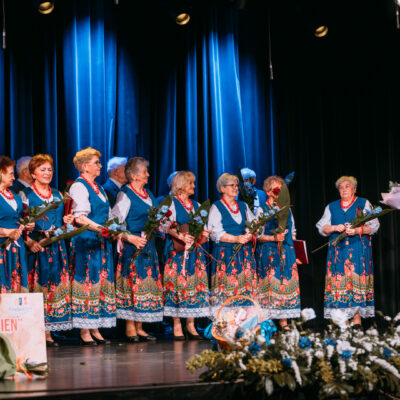 Życzenia na scenie składa Dyrektor Centrum Kultury i Sportu w Grębocicach Pani Renata Chrzan.